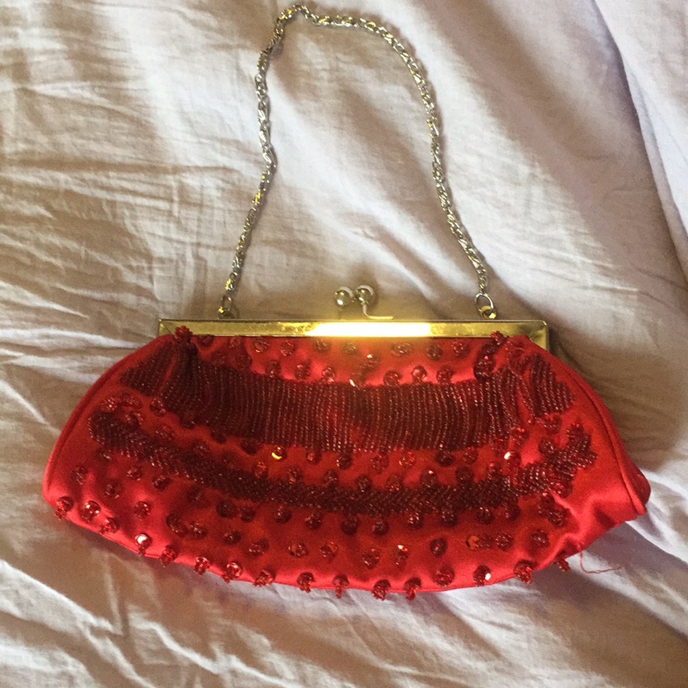 Red rose beaded clutch